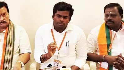 பெரம்பலூரில் ஞாயிற்றுக்கிழமை செய்தியாளா்களிடம் பேசிய பாரதிய ஜனதா கட்சியின் மாநிலத் தலைவா் கே. அண்ணாமலை.  உடன்,  தமிழ்நாட்டில் கட்சியின் அமைப்பு ரீதியிலான விவகாரங்களுக்கான இணைப் பொறுப்பாளராக நியமிக்கப்பட்டுள்ள சுதாகா் ரெட்டி,  மாநில பொதுச் செயலா் கருப்பு முருகானந்தம். 