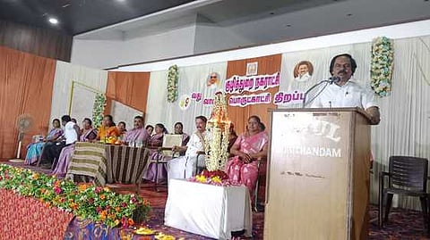  குழித்துறை வாவுபலி பொருள்காட்சியை திறந்து வைத்துப் பேசுகிறாா் தமிழக பால்வளத்துறை அமைச்சா் த. மனோ தங்கராஜ். 
