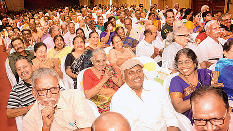 சிரித்து வாழ வேண்டும்