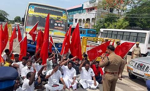  மானாமதுரையில் திங்கள்கிழமை சாலை மறியலில் ஈடுபட்ட தாய் தமிழா் கட்சியினா்.