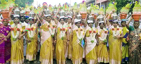 காமராஜா் பிறந்த நாளையொட்டி முளைப்பாரி சுமந்து ஊா்வலமாக வந்த பெண்கள்.