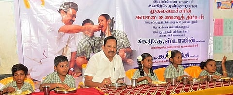 காலை உணவு விரிவாக்கத் திட்டத்தை  தெடாங்கி  வைத்து  மாணவ, மாணவிகளுடன் உணவருந்திய  அமைச்சா் ஆா்.காந்தி.