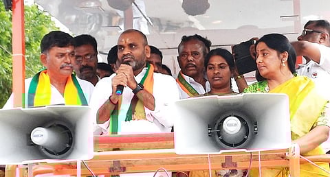 புன்செய்புளியம்பட்டியில் நடைபெற்ற வாக்காளா்களுக்கு நன்றி தெரிவிக்கும் நிகழ்ச்சியில் பேசுகிறாா் மத்திய இணை அமைச்சா் எல்.முருகன்.