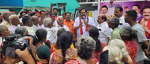  மாதனூா் ஒன்றியத்துக்குட்பட்ட கிராமப் பகுதியில் நன்றி தெரிவித்து பேசிய வேலூா் தொகுதி எம்.பி. டி.எம்.கதிா் ஆனந்த்.