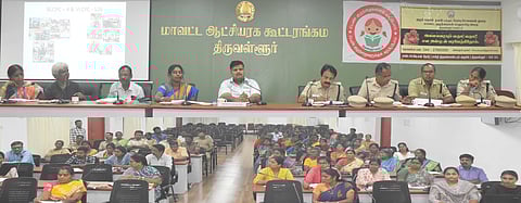 சைல்ட் லைன் கூராய்வு கூட்டத்தில் பேசிய ஆட்சியா் த.பிரபு சங்கா், உடன் முதன்மைக் கல்வி அலுவலா் ரவிச்சந்திரன் உள்ளிட்டோா்.