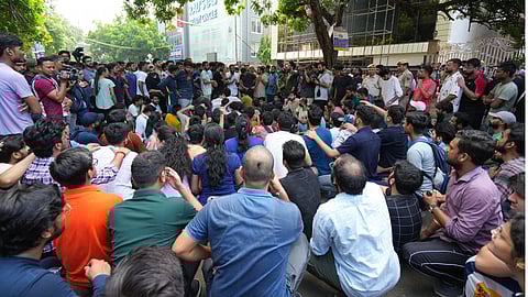 பயிற்சி மையத்துக்கு அருகே ஆர்ப்பாட்டத்தில் ஈடுபட்ட மாணவர்கள். 