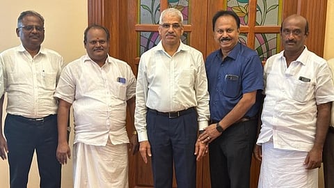 தமிழக அரசின் தலைமைச் செயலா் சிவ்தாஸ் மீனா விடம் மனு அளித்த தீப்பெட்டி உற்பத்தியாளா்கள் சங்கத்தினா்