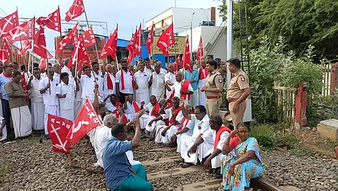 மன்னார்குடியில் காவிரி நதி நீர் பிரச்னைக்காக ரயில் மறியலில் ஈடுபட்ட சிபிஎம், சிபிஐ விவசாயிகள் சங்கத்தினர்.