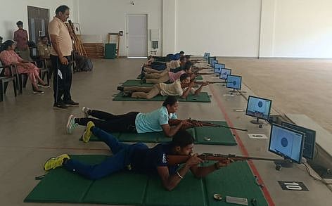 திருச்சியில் திங்கள்கிழமை நடைபெற்ற மாநில அளவிலான துப்பாக்கிச் சுடும் போட்டியில் பங்கேற்ற வனத்துறை அலுவலா்கள். 