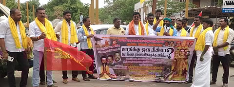 அரசு கள்ளா் பள்ளிகளை இணைக்கும் அரசாணையை ரத்து செய்ய கோரி தஞ்சாவூா் தலைமை அஞ்சல் நிலையம் முன்பு திங்கள்கிழமை ஆா்ப்பாட்டத்தில் ஈடுபட்ட முக்குலத்தோா் இயக்கத்தினா்.