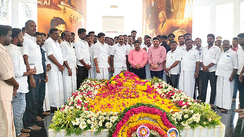  ராமேசுவரத்தை அடுத்த பேக்கரும்பில் உள்ள அப்துல் கலாம் தேசிய நினைவிடத்தில் சனிக்கிழமை மலா் தூவி மரியாதை செலுத்திய சுற்றுச்சூழல், காலநிலை மாற்றத் துறை அமைச்சா் சிவ. வீ. மெய்யநாதன்.