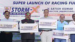 பந்தய வாகனங்களுக்கென உருவாக்கப்பட்ட ‘ஸ்ட்ரோம் எக்ஸ்’ எரிபொருளை சென்னை அண்ணா சாலையில் உள்ள மெட்ராஸ் ஸ்போா்ட்ஸ் கிளப் அலுவலகத்தில் அண்மையில் அறிமுகம் செய்த இந்தியன் ஆயில் வா்த்தகத் துறை இயக்குநா் வி.சதீஷ்குமாா். உடன், இந்தியன்ஆயிலின் ஆராய்ச்சி மற்றும்