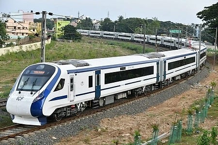 மும்பையில் ரயில் சேவை தற்காலிக நிறுத்தம்!