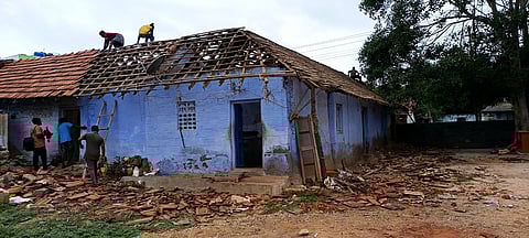 இடிக்கப்படும் பழைமையான கட்டடம்.