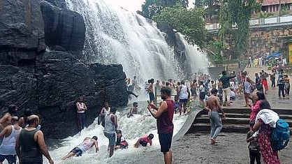  திற்பரப்பு அருவியில் ஞாயிற்றுக்கிழமை குளித்து மகிழ்ந்த சுற்றுலாப் பயணிகள். 