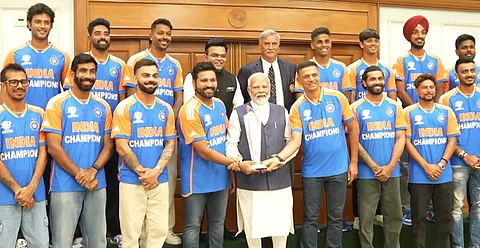 உலகக் கோப்பையுடன் மோடியை சந்தித்த இந்திய வீரர்கள்