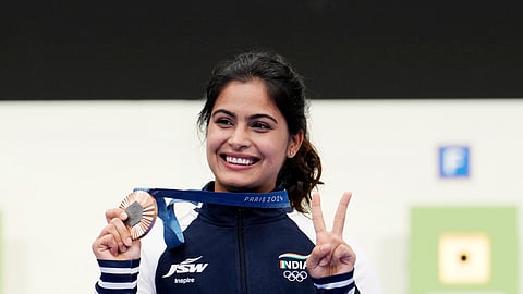 பாரிஸ் ஒலிம்பிக் போட்டியில், பெண்களுக்கான 10 மீட்டர் துப்பாக்கிச்சுடுதல் பிரிவில், 22 வயதாகும் இந்திய வீராங்கனை மனு பாக்கர் வெண்கலம் பதக்கம் வென்று சாதித்துள்ளார்.