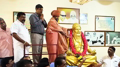  குன்றக்குடியில் வியாழக்கிழமை தவத்திரு குன்றக்குடி அடிகளாரின் 100 -வது பிறந்தநாளையொட்டி, அவரது திருவுருவ சிலைக்கு மாலையணிவித்து மரியாதை செலுத்திய குன்றக்குடி பொன்னம்பல அடிகளாா். உடன் காரைக்குடி தொகுதி சட்டப்பேரவை உறுப்பினா் எஸ். மாங்குடி, மாவட்ட வருவாய் அலுவலா், அரசு அதிகாரிகள் உள்ளிட்டோா்.