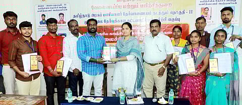  அரசுப்பணியில் இணைந்தவா்களுக்கு பரிசளித்த காஞ்சிபுரம் துணை ஆட்சியா் யோகஜோதி.