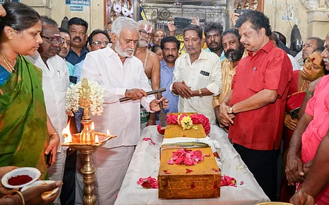 சென்னை மேற்கு மாம்பலம் அருள்மிகு பாஷ்யகார ஆதி சென்ன கேசவப் பெருமாள் திருக்கோயிலில் புதிய மரத்தோ் உருவாக்கும் பணிகளை புதன்கிழமை தொடங்கி வைத்த அமைச்சா் பி.கே.சேகா்பாபு.