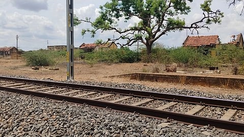  சிதிலமடைந்து காணப்படும் நாட்டசன்கோட்டை ரயில் நிலைய கட்டடங்கள்.