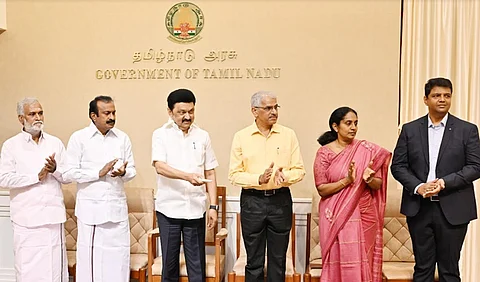 குடியிருப்பு கட்டுமானத்துக்கு இணையதளம் வாயிலாக அனுமதி வழங்கும் வசதியை முதல்வர் ஸ்டாலின் தொடக்கி வைத்தார்.