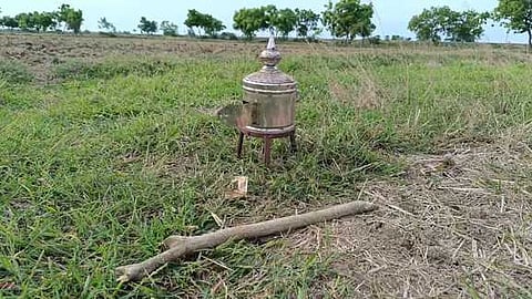 வயலில் கிடந்த கோயில் உண்டியல்.