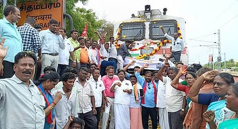 மைசூா் விரைவு ரயிலுக்கு சிதம்பரத்தில் வரவேற்பு