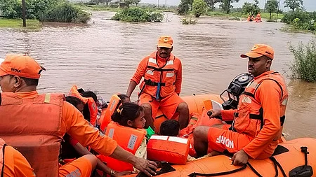 மகாராஷ்டிர மாநிலம், பால்கரில் வெள்ளம் சூழ்ந்த ஒரு கிராமத்தில் சிக்கியவா்களை படகில் மீட்டுச் செல்லும் மீட்புக் குழுவினா். ~உத்தரகண்ட் மாநிலம், ரிஷிகேஷ் அருகே கனமழையால் தேசிய நெடுஞ்சாலையில் சரிந்த பாறைகளை அப்புறப்படுத்தும் பணியில் கனரக வாகனம்.