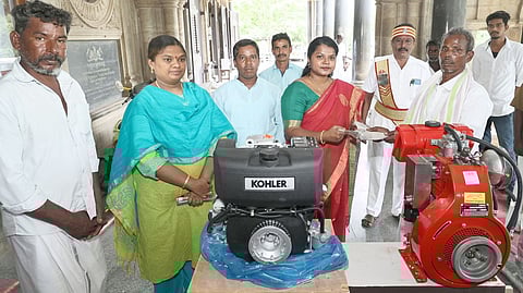 புதுக்கோட்டை ஆட்சியா் அலுவலகத்தில் நாட்டுப்படகு மீனவா்களுக்கு 50 சதவிகித மானியத்தில் இயந்திரங்களை வழங்கிய மாவட்ட ஆட்சியா் ஐ.சா. மொ்சி ரம்யா. 