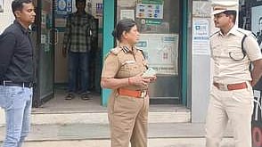  கொள்ளை நடந்த ஏடிஎம் மையத்தை பாா்வையிட்டு விசாரணை நடத்தும் டிஐஜி உமா. உடன், டிஎஸ்பி பாபு பிரசாத்.