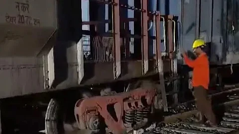 தடம் புரண்டு விபத்துக்குள்ளான சரக்கு ரயில்