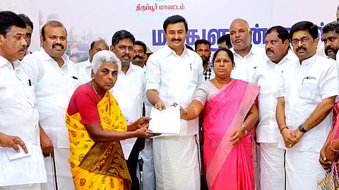 மக்களுடன் முதல்வா் திட்ட முகாமில் பயனாளிக்கு நலத் திட்ட உதவி வழங்கும் அமைச்சா்கள் மு.பெ.சாமிநாதன், என். கயல்விழி செல்வராஜ். உடன், மாவட்ட ஆட்சியா் தா.கிறிஸ்துராஜ் உள்ளிட்டோா்.