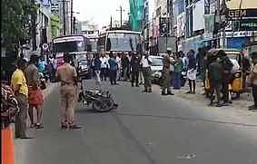 மின் கம்பி அறுந்து விழுந்ததால் ஏற்பட்ட போக்குவரத்து நெரிசல். 