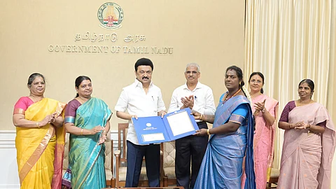 சிறப்பாக சமூக சேவை செய்துவரும் குமரி மாவட்டத்தைச் சோ்ந்த திருநங்கை சந்தியா தேவிக்கு தமிழக அரசு விருதை  முதல்வா் மு.க.ஸ்டாலின் வழங்கினாா்.
