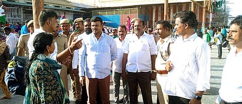  பக்தா்களுக்காக செய்யப்பட்டுள்ள வசதிகள் குறித்து ஆய்வு மேற்கொண்ட அறங்காவலா் குழுத் தலைவா் ரா. அருள்முருகன். உடன், காவல் துணைக் கண்காணிப்பாளா் மு. வசந்தராஜ், இணை ஆணையா் மு. காா்த்திக்.