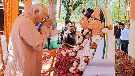 காஜிப்பூரில் உள்ள சுதந்திர போராட்ட வீரா் அப்துல் ஹமீதின் சிலைக்கு மரியாதை செலுத்திய ஆா்எஸ்எஸ் தலைவா் மோகன் பாகவத்.