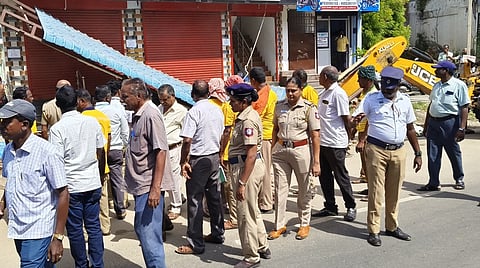 கோவில்பட்டி புதுரோட்டில் புதன்கிழமை நடைபெற்ற ஆக்கிரமிப்பு அகற்றும் பணி