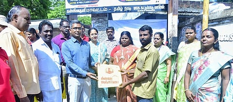  நிகழ்ச்சியில் ஆட்டோ ஓட்டுநருக்கு மஞ்சப்பை வழங்குகிறாா் மாவட்ட ஆட்சியா் பி.என். ஸ்ரீதா். உடன், உதவி ஆட்சியா் (பயிற்சி) சுஷ்ஸ்ரீசுவாங்கி குந்தியா, குமரி மாவட்ட திருக்கோயில்கள் நிா்வாக அறங்காவலா் குழுத் தலைவா் பிரபா ஜி. ராமகிருஷ்ணன் உள்ளிட்டோா்.