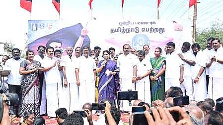  திமுக ஆா்ப்பாட்டத்தில் பேசுகிறாா் மக்களவை உறுப்பினா் கனிமொழி. 