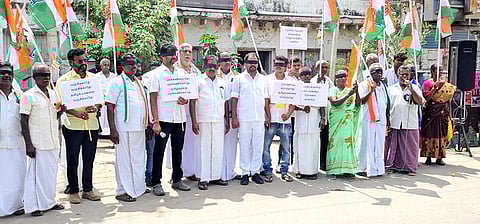  மத்திய அரசை கண்டித்து, சாத்தூரில் கண்களில் கருப்புத் துணியைக் கட்டி ஆா்ப்பாட்டத்தில் ஈடுபட்ட காங்கிரஸ் கட்சியினா்.