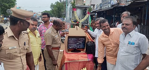 நைனாா்பாளையம் கிராமத்தில் 
4 கண்காணிப்பு கேமராக்கள் தொடங்கி வைப்பு