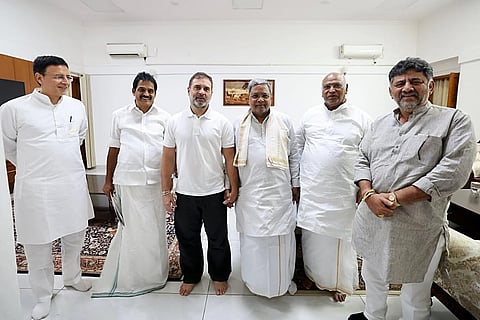 
தில்லியில் செவ்வாய்க்கிழமை காங்கிரஸ் தலைவர் மல்லிகார்ஜுன் கார்கே இல்லத்தில்  மல்லிகார்ஜுன் கார்கே, மக்களவை எதிா்க்கட்சித் தலைவா் ராகுல் காந்தி, கர்நாடக முதல்வர் சித்தராமையா, துணை முதல்வர் டி.கே.சிவக்குமார், கட்சியின் பொதுச்செயலாளர் கே.சி.வேணுகோபால், ரந்தீப் சுர்ஜேவாலா ஆகியோருடனான சந்திப்பு