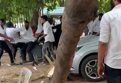 வழக்குரைஞா்கள் இடையே வெள்ளிக்கிழமை மோதல் 