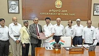 மாநில கல்விக் கொள்கை குறித்த பரிந்துரைகள் அடங்கிய அறிக்கையை சென்னையில் முதல்வா் மு.க.ஸ்டாலினிடம் திங்கள்கிழமை சமா்ப்பித்த ஓய்வு பெற்ற நீதிபதி த.முருகேசன் தலைமையிலான குழுவினா். உடன் பள்ளிக் கல்வித் துறைச் செயலா் ஜெ.குமரகுருபரன்