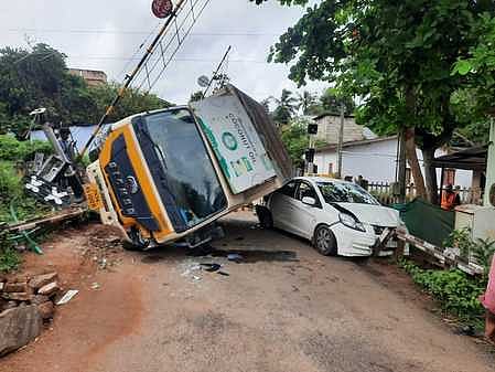 களியக்காவிளை அருகே
காா் மீது மோதி கவிழ்ந்த லாரி