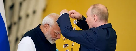 ரஷ்யாவுக்குச் சென்றுள்ள பிரதமர் மோடிக்கு, அந்நாட்டின் உயரிய விருதான ஆர்டர் ஆஃப் செயின்ட் அப்போஸ்தலின் விருதை வழங்கி கெளரவித்த அதிபர் புதின்.