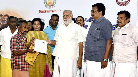  பெரியகுளம் அருகே லட்சுமிபுரத்தில் மக்களுடன் முதல்வா் திட்ட முகாமில் வியாழக்கிழமை, பயனாளிகளுக்கு பட்டா மாறுதல் உத்தரவை வழங்கிய அமைச்சா் ஐ.பெரியசாமி. உடன் மாவட்ட ஆட்சியா் ஆா்.வி.ஷஜீவனா, தேனி மக்களவை உறுப்பினா் தங்க.தமிழ்ச்செல்வன், சட்டப் பேரவை உறுப்பினா்கள் கே.எஸ்.சரவணக்குமாா், ஆ.மகாராஜன். 