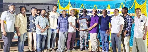 எழுத்தாளா் இரா.நாறும்பூநாதனுக்கு நினைவுப் பரிசு வழங்கிய தமிழ்நாடு முற்போக்கு எழுத்தாளா் கலைஞா்கள் சங்கத்தினா்.