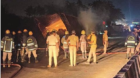 பூந்தமல்லி அருகே  தீப்பிடித்த எரிந்த கண்டெய்னர் லாரி